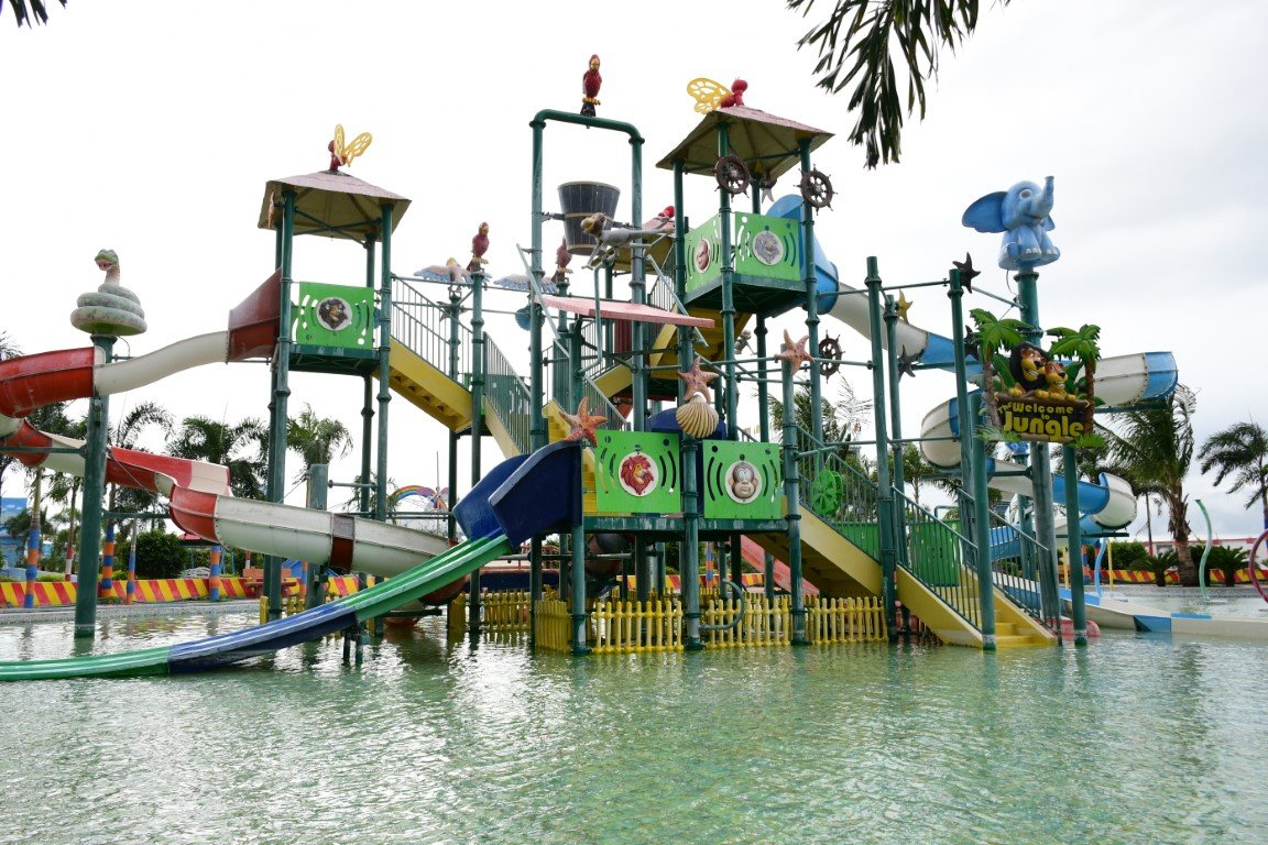 Guests riding the Ravine Flyer II during the day