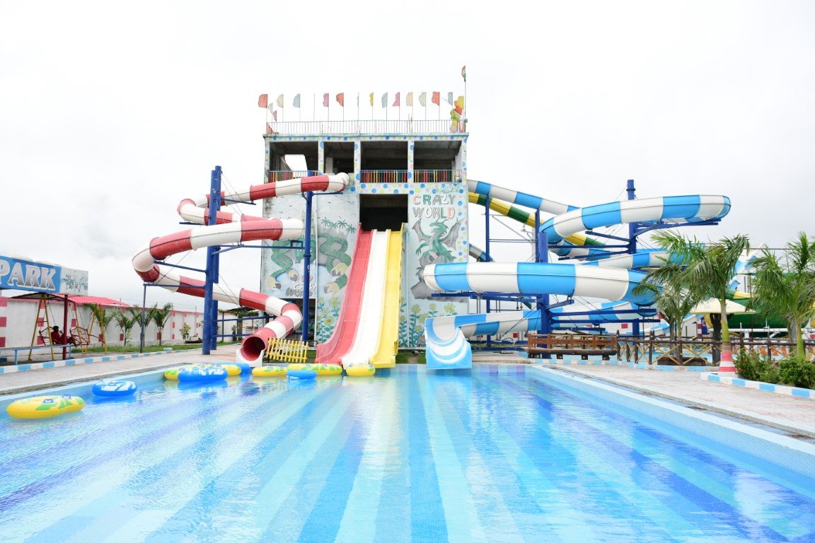 Ravine Flyer 3 roller coaster .