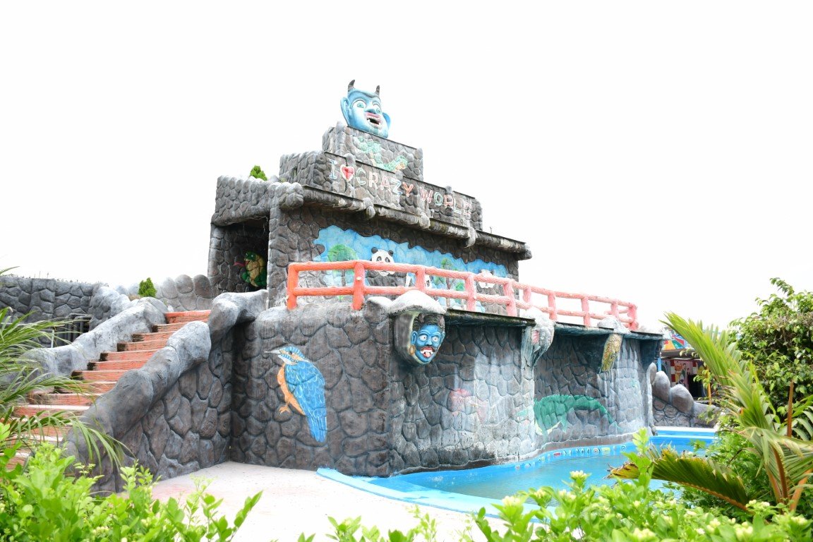 Guests riding the Steel Dragon during the day