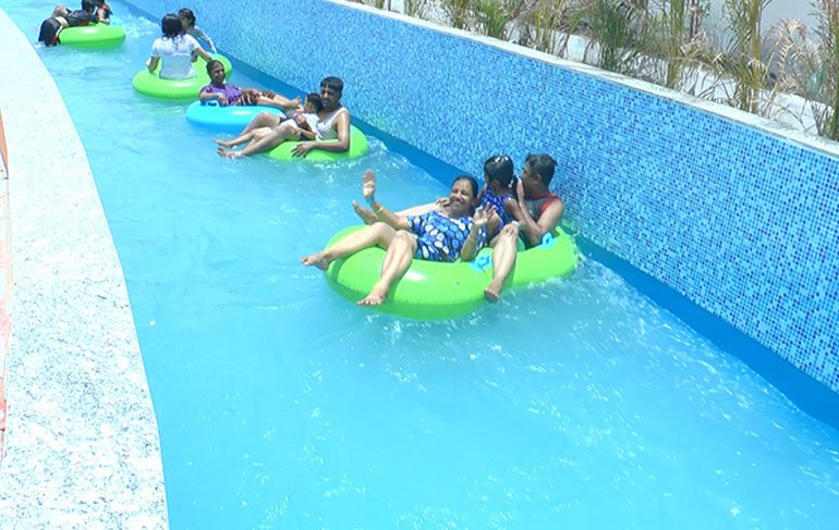 Guests riding the Steel Dragon during the day 